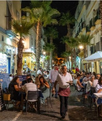 The neighborhood of La Viña is packed with open-air restaurants.CreditSebastian Modak The New York Times