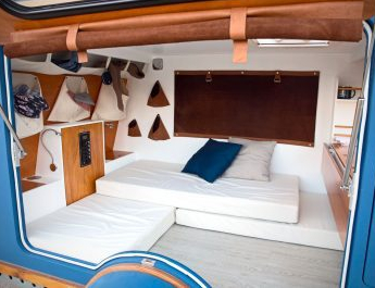canape-mini-caravane-interieur-400x267
