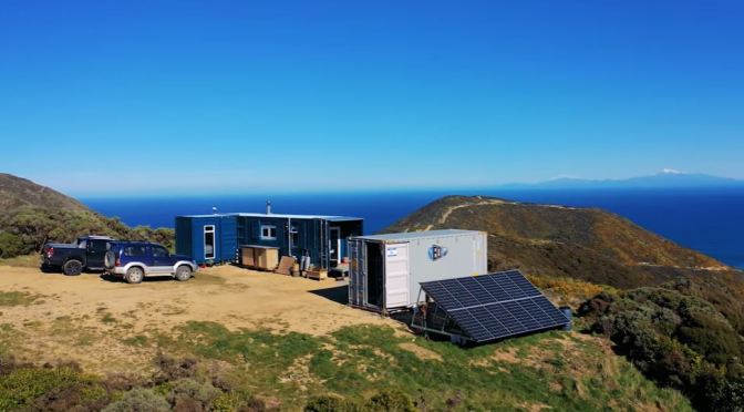 INNOVATIVE HOMES: “OFF-THE-GRID CONTAINER HOME” IN NEW ZEALAND (VIDEO)