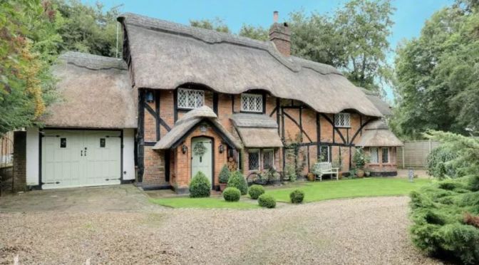 English Country Homes: ’16th Century Chocolate Box’ In Bedfordshire