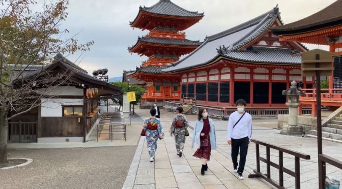 Walking Tour In Japan: Kyoto – ‘Kiyomizu-dera’ Buddhist Temple (Video)