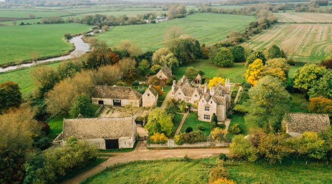 Home Tours: Kelmscott Manor In The Cotswolds