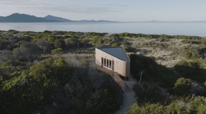 Home Tours: The ‘Dolphin Sands Studio’ In Tasmania