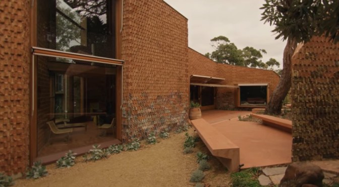 Australia Design: Burnt Earth Beach House Tour